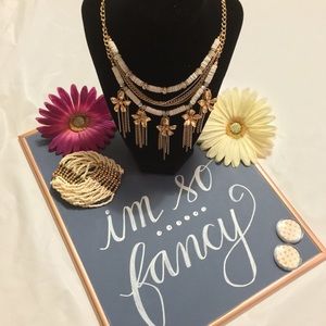 🎉🎀HP🎀🎉 White and Gold statement necklace