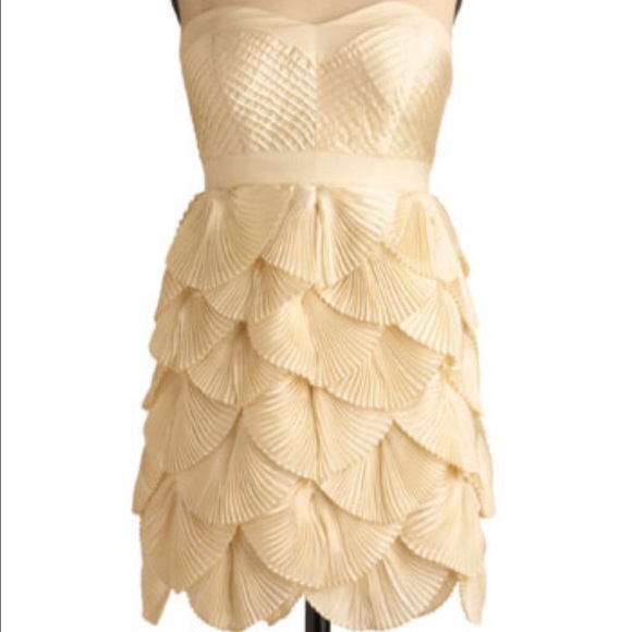 ModCloth Dresses & Skirts - NWT Strapless Cream Scalloped Modcloth Dress