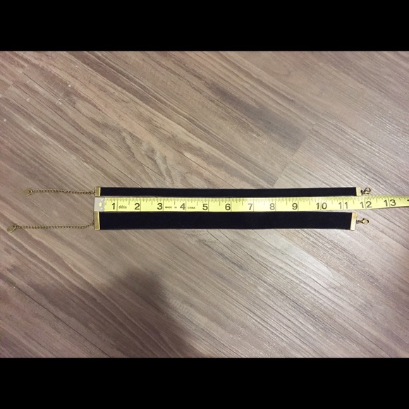Thin Black Velvet Choker - Picture 3 of 4