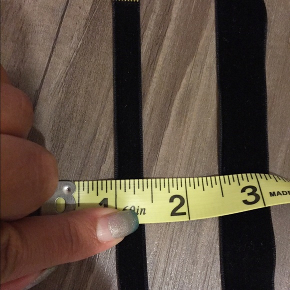 Thin Black Velvet Choker - Picture 4 of 4