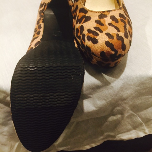 Mossimo Leopard faux suede round toe heels - Picture 2 of 4