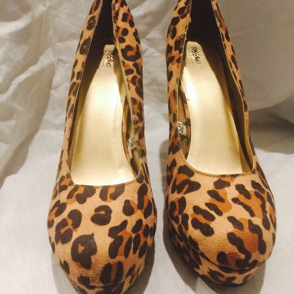 Mossimo Leopard faux suede round toe heels - Picture 4 of 4