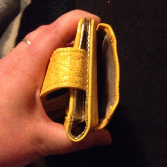 Yellow Steve Madden wallet/cell phone case - Picture 4 of 4