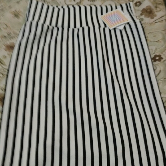 PRCE DROP!!! LULAROE Cassie skirt