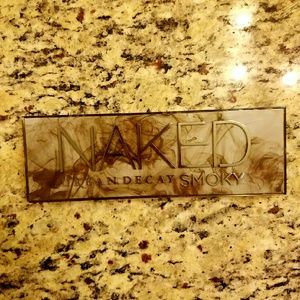 NEzz only Urban Decay Smoky Palette