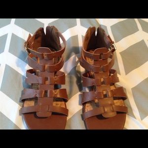 Cute brown sandals!