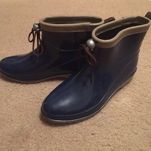Short blue and grey rain booties