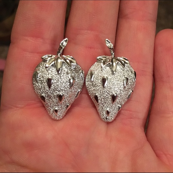 Vintage strawberry ice broach & clip earrings! - Picture 3 of 3