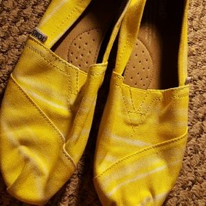 YELLOW TOMS SIZE 7