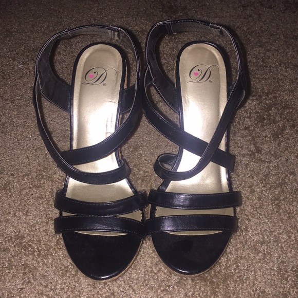 •Black Wedges•
