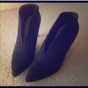 CLEAR OUT Black suede split vamp booties in sz 7.5