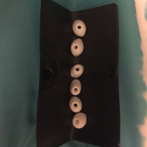 ❌❌ Beats earbuds!!! - Picture 2 of 3