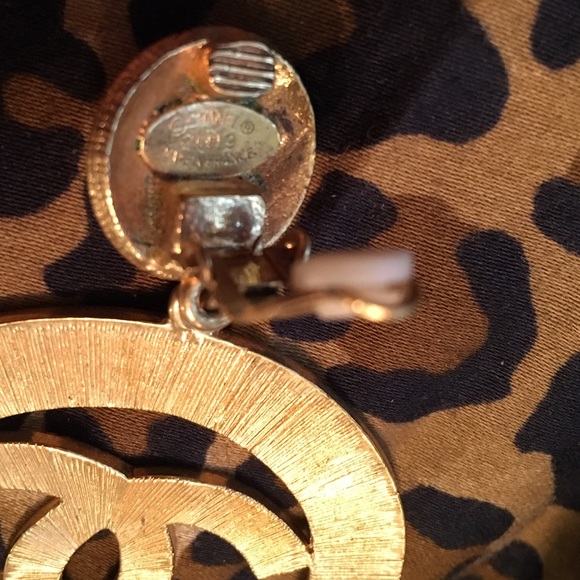 Unbelievable rare vintage Chanel oversized earring - Picture 3 of 8
