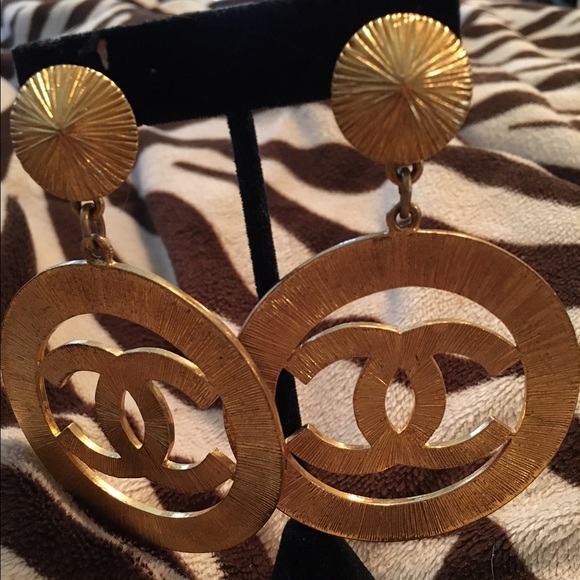 Unbelievable rare vintage Chanel oversized earring - Picture 4 of 8
