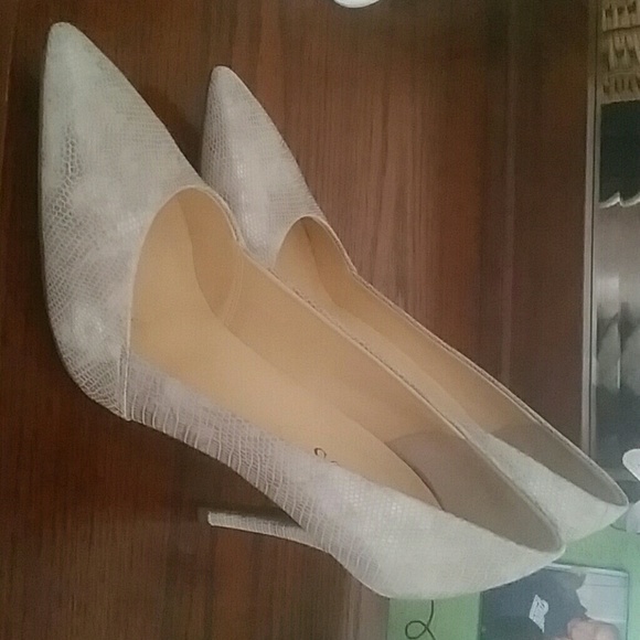 Hold til Thursday for @suzroth ☆Guess pumps!