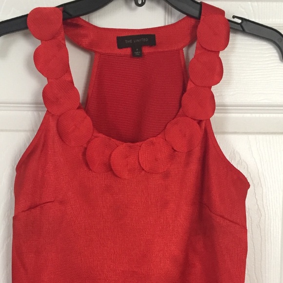 Limited sleeveless dress shirt.