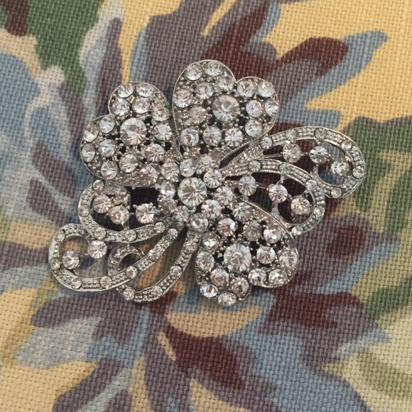 Classic crystal brooch 💎