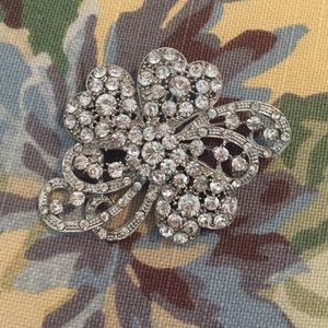 Classic crystal brooch 💎