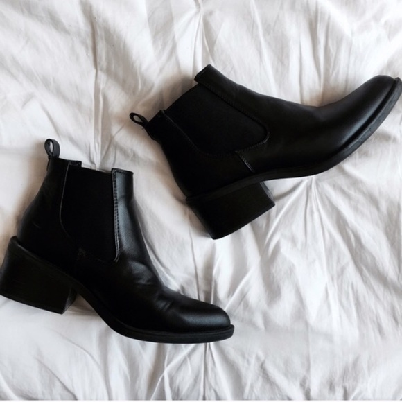 Black pointed Toe Chelsea Boots