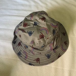 Vans skull and rainbow bucket hat