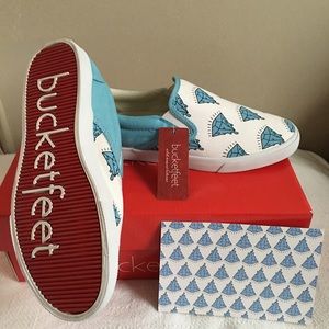 Milky diamonds low top canvas women's size 7