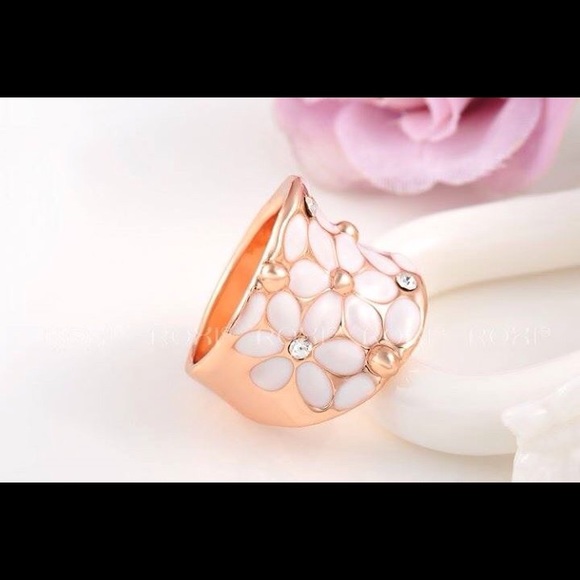 Beautiful Rose Gold Daisy Ring - Picture 2 of 3
