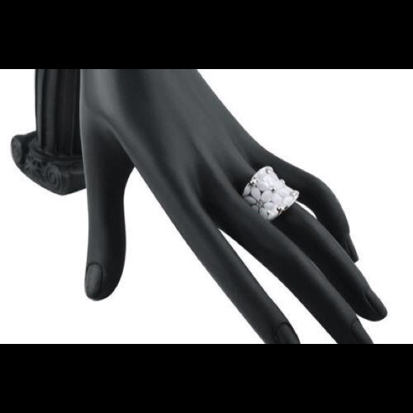 Beautiful White Gold Daisy Ring - Picture 2 of 3