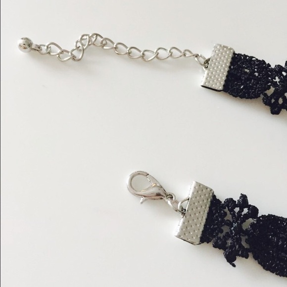 • Trend Lace Choker • - Picture 2 of 4