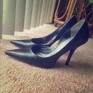 Guess Pumps