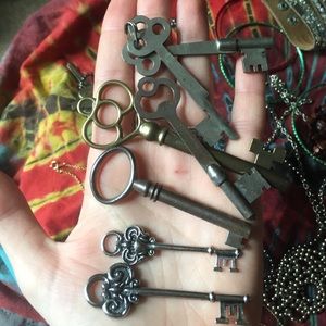 Lot of skeleton keys for necklaces