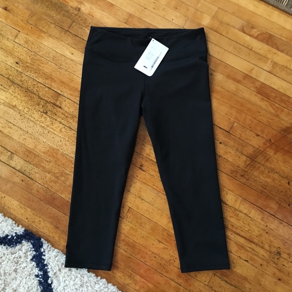 Fabletics brand new black crop NWT - Picture 1 of 2