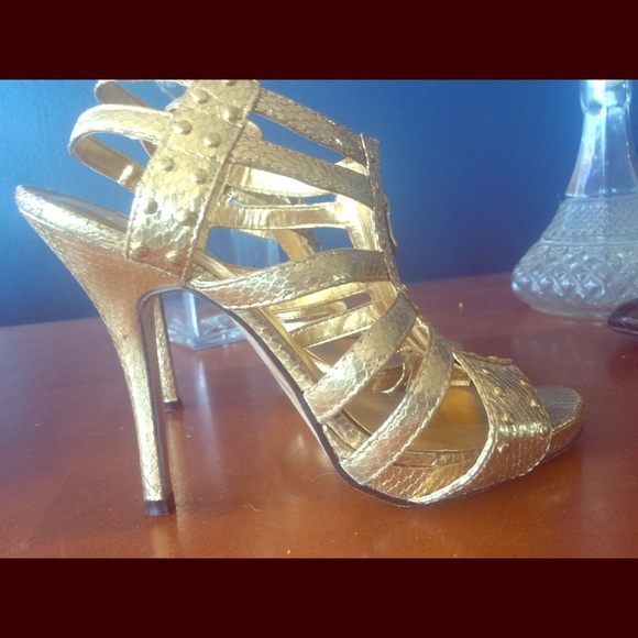 shiny metallic gold snakeskin textured sandals 😍
