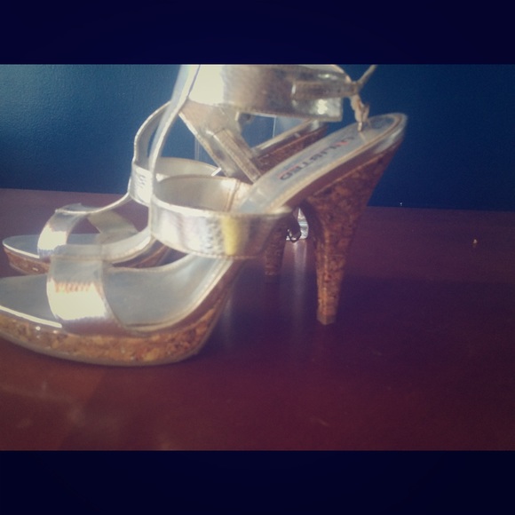 Metallic silver & cork Kenneth Cole sandals NWOT