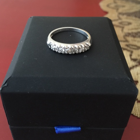 ‼️SOLD‼️EXQUISITE PLATINUM 7 STONE DIAMOND RING - Picture 2 of 8