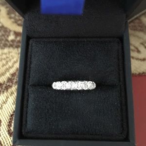 ‼️SOLD‼️EXQUISITE PLATINUM 7 STONE DIAMOND RING