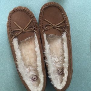 Slippers/moccasins