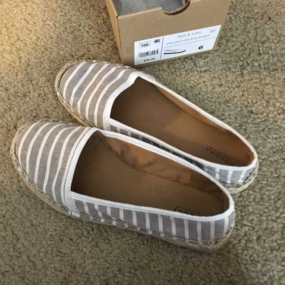 Grey & white flats 💕