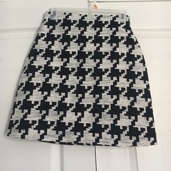 Adorable high waisted houndstooth skirt