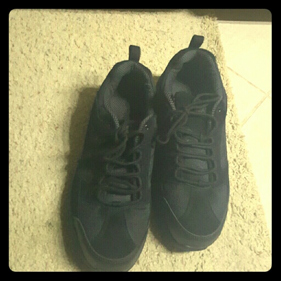 Men Black steel toe snoes. Brahma.