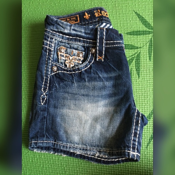 💋Rock Revival Denim Shorts💋 FINAL PRICE❤️ - Picture 2 of 4