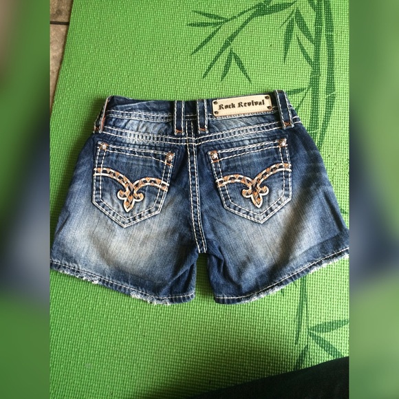 💋Rock Revival Denim Shorts💋 FINAL PRICE❤️ - Picture 3 of 4