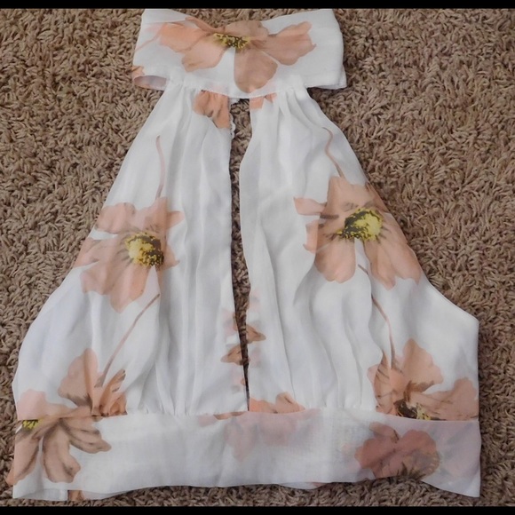 ❤LAST ONE❤ Floral pattern halter backless top - Picture 3 of 4