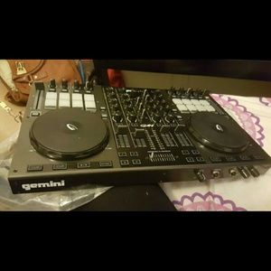 Gemini DJ sound system.... And speakers.....