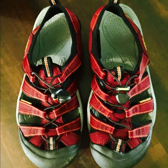 KEENS FOOTWEAR RED!! Like new