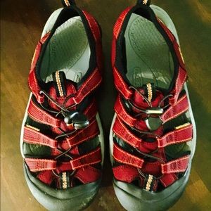 KEENS FOOTWEAR RED!! Like new