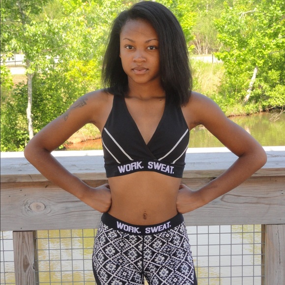 Workout Set- Sports Bra & Pants - Picture 4 of 4