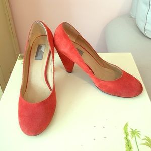 Orange seude pumps