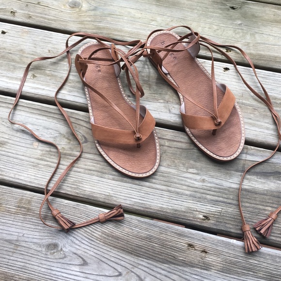 Hinge wrap sandals