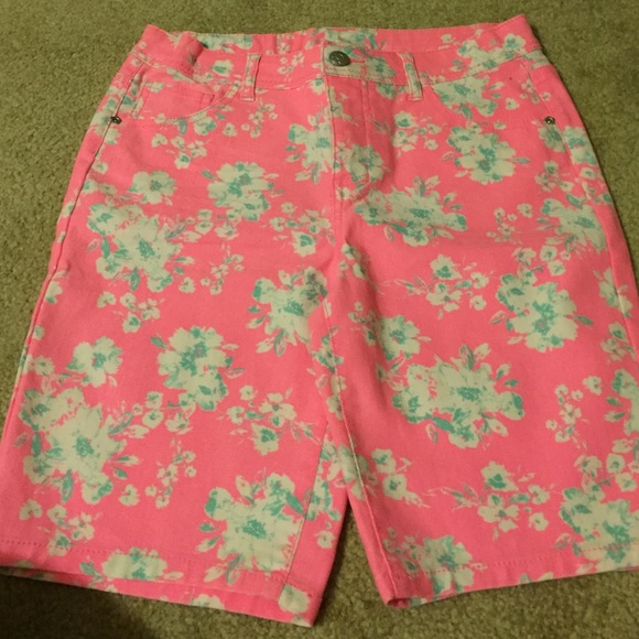 Floral printed knee length shorts.