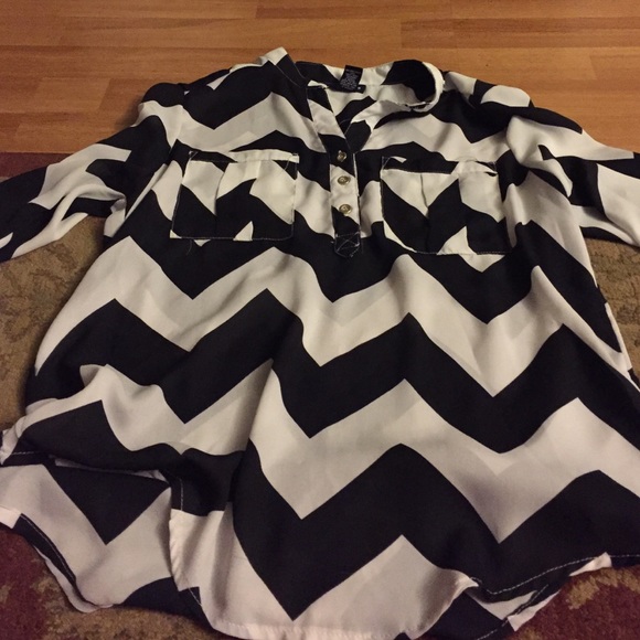 Kind sleeve mesh chevron shirt.